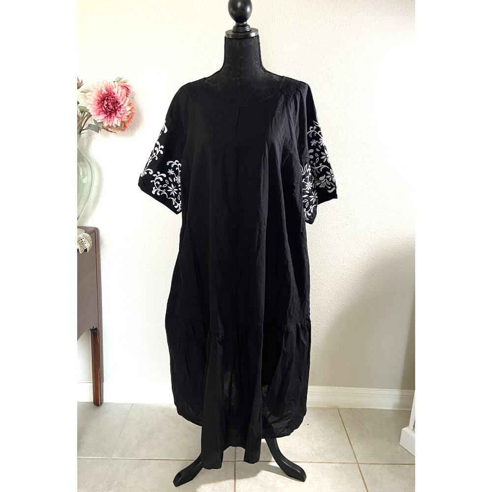 BloomChic NWT Black Embroidered Maxi Dress Plus 22-24 White Floral Sleeve Boho